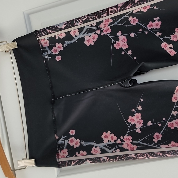 Evolution and Creation gray pink floral print workout/yoga capri legging! - Picture 7 of 8